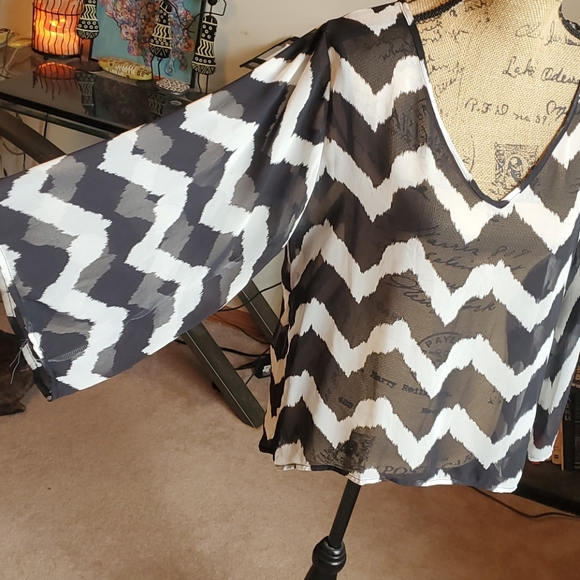 Sage brand chevron print sheer blouse size Medium - Picture 3 of 11